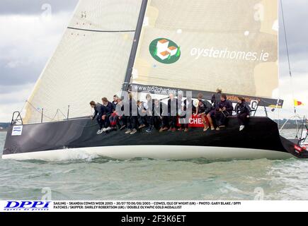 VOILE - SEMAINE SKANDIA COWES 2005 - 30/07 AU 06/08/2005 - COWES, ÎLE DE WIGHT (ROYAUME-UNI) - PHOTO : GARY BLAKE / PATCHS DPPI / SKIPPER : SHIRLEY ROBERTSON (ROYAUME-UNI) / DOUBLE MÉDAILLÉ D'OR OLYMPIQUE Banque D'Images