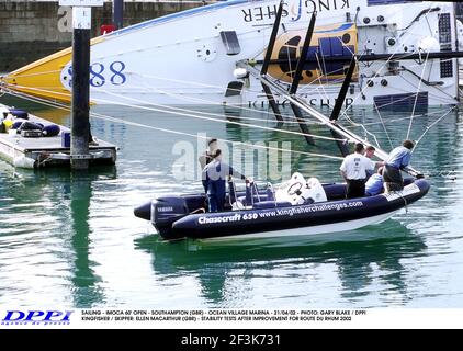 VOILE - IMOCA 60' OUVERT - SOUTHAMPTON (GBR) - OCEAN VILLAGE MARINA - 21/04/02 - PHOTO: GARY BLAKE / DPPI KINGFISHER / SKIPPER: ELLEN MACARTHUR (GBR) - ESSAIS DE STABILITÉ APRÈS AMÉLIORATION DE LA ROUTE DU RHUM 2002 Banque D'Images