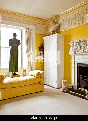 Tim Gosling's residence à Clapham, Londres SW. Frise classique dans la seconde, jaune, salle de réception. Banque D'Images