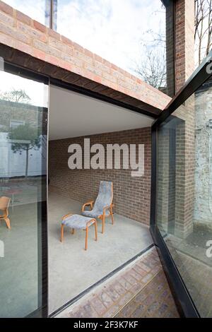 Duggan Morris maison: Kings Grove, Peckham, Londres. La photo montre l'extérieur, l'avant de la propriété et la fenêtre pivotante Banque D'Images
