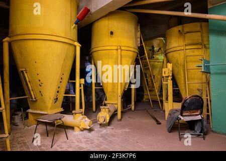 Boulangerie abandonnée. Ancien équipement rouillé dans une usine abandonnée. Banque D'Images