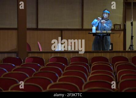 Kleinmachnow, Allemagne. 17 mars 2021. L'infirmière Waltraud Friese vérifie le kit de test pour le prochain client après un test de Corona dans le hall de cinéma du cinéma 'Neue Kammerspiele'. Sous la devise « Imply Do IT! Région TKS tests!', les municipalités de Teltow, Kleinmachnow et Stahnsdorf (district de Potsdam-Mittelmark) ont mis en place sept centres d'essais. Les résidents du district peuvent prendre rendez-vous par le biais d'un portail Internet et recevoir le résultat par e-mail. Credit: Soeren Stache/dpa-Zentralbild/ZB/dpa/Alay Live News Banque D'Images