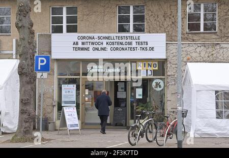 Kleinmachnow, Allemagne. 17 mars 2021. Une affiche « Corona Quick test station » est suspendue au-dessus de l'entrée du cinéma « Neue Kammerspiele ». Sous la devise « Imply Do IT! Région TKS tests!', les municipalités de Teltow, Kleinmachnow et Stahnsdorf (district de Potsdam-Mittelmark) ont mis en place sept centres d'essais. Les résidents peuvent prendre rendez-vous pour un test gratuit de Corona via un portail Internet et recevoir le résultat par e-mail. Credit: Soeren Stache/dpa-Zentralbild/ZB/dpa/Alay Live News Banque D'Images