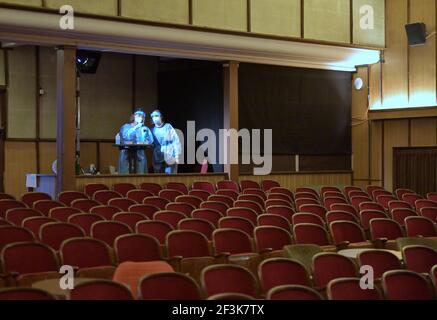 Kleinmachnow, Allemagne. 17 mars 2021. L'infirmière Waltraud Friese (l) et l'assistante médicale Gerlinde Dienel vérifient les kits de test pour les prochains clients après un test Corona dans la salle de cinéma du cinéma 'Neue Kammerspiele'. Sous la devise 'il suffit de le faire! Région TKS tests!', les municipalités de Teltow, Kleinmachnow et Stahnsdorf (district de Potsdam-Mittelmark) ont mis en place sept centres d'essais. Les résidents peuvent prendre rendez-vous pour un test gratuit de Corona via un portail Internet et recevoir le résultat par e-mail Credit: Soeren Stache/dpa-Zentralbild/ZB/dpa/Alay Live News Banque D'Images