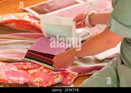 Choix des tissus. L'image montre des nuances de tissu pour un projet de design intérieur Banque D'Images