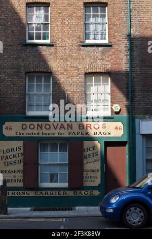 Signature originale à l'extérieur de l'ancien magasin de sacs de papier Donovan Bros à Crispin Street, Spitalfields, Londres, E1, Angleterre, ROYAUME-UNI Banque D'Images