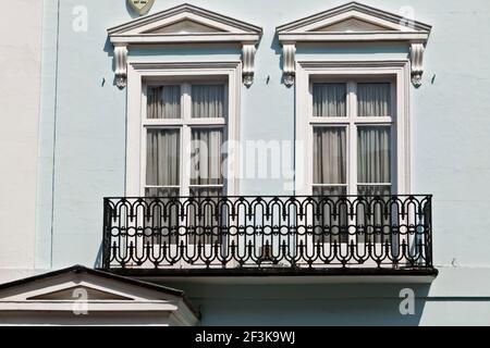 Détail de fronces ornées au-dessus des fenêtres centrales et balcon en fonte, caractéristiques des terrasses italianates dans Chalcot Crescent, Primrose Hill, Londres, NW1 Banque D'Images