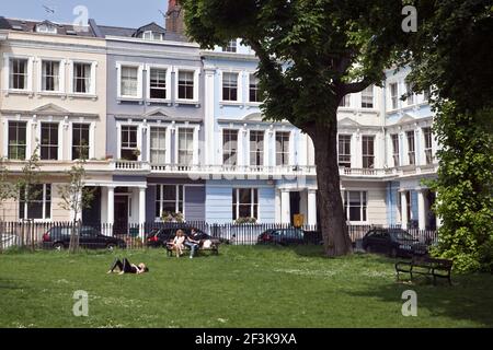 Maisons mitoyennes de style italien à Chalcot Square, Primrose Hill, Londres, NW1, Angleterre, ROYAUME-UNI Banque D'Images