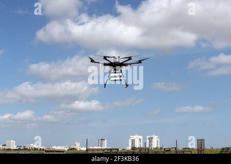 Un drone de livraison est vu en milieu d'air au cours d'une démonstration où des drones de diverses compagnies ont volé dans un espace aérien commun et ont été gérés par un système de contrôle autonome à Haïfa, dans une zone ouverte près de Hadera, Israël le 17 mars 2021. REUTERS/Ronen Zvulun