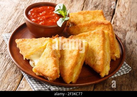 La mozzarella dans le sandwich Carrozza obtient une dose supplémentaire de richesse d'un bain d'œuf crémeux et est enrobé de chapelure pour un gros plan extra-croustilquant dans le pla Banque D'Images