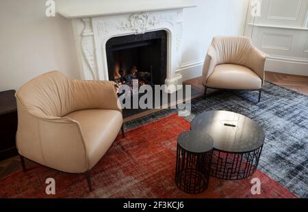 Salle de dessin à la Morgan House, Notting Hill, Londres, Royaume-Uni. Tables rondes, à dessus de verre, noires, métalliques, KUB occasionnelles par Nendo pour Moroso. RU vieilli Banque D'Images