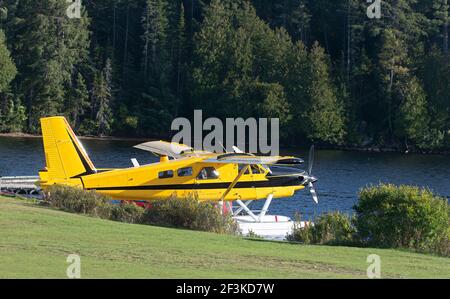 Un avion-support turbo DHC-2 de Haviland situé au quai sur le lac Smoke dans le parc Algonquin, Canada Banque D'Images