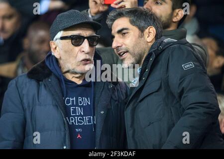 L'acteur et comédien français Ary Abittan (R) est vu parler à l'acteur français Gerard Darmon (L) lors de la Ligue des champions de l'UEFA, Groupe B, match de football entre Paris Saint-Germain et RSC Anderlecht le 31 octobre 2017 au stade du Parc des Princes à Paris, France - photo Geoffroy Van Der Hasselt / DPPI Banque D'Images