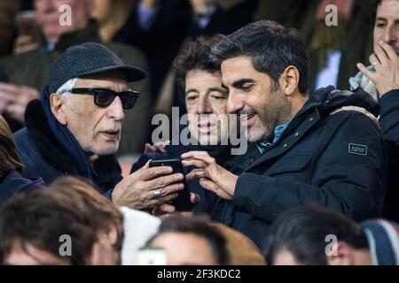 L'acteur et comédien français Ary Abittan (R) est vu avec l'acteur français Gerard Darmon (L) et la chanteuse française Patrick Bruel (C) lors de l'UEFA Champions League, Groupe B, match de football entre Paris Saint-Germain et RSC Anderlecht le 31 octobre 2017 au stade du Parc des Princes à Paris, France - photo Geoffroy Van Der Hasselt / DPPI Banque D'Images