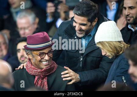 L'acteur et comédien français Ary Abittan est vu avec l'ancien joueur de tennis français Yannick Noah (L) lors de la Ligue des champions de l'UEFA, Groupe B, match de football entre Paris Saint-Germain et RSC Anderlecht le 31 octobre 2017 au stade du Parc des Princes à Paris, France - photo Geoffroy Van Der Hasselt / DPPI Banque D'Images