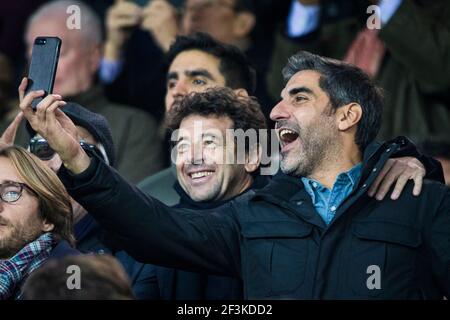 L'acteur et comédien français Ary Abittan (R) prend une photo avec le chanteur français Patrick Bruel lors de la Ligue des champions de l'UEFA, groupe B, match de football entre Paris Saint-Germain et RSC Anderlecht le 31 octobre 2017 au stade du Parc des Princes à Paris, France - photo Geoffroy Van Der Hasselt / DPPI Banque D'Images