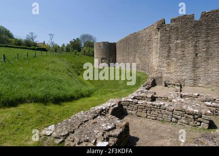 Mur autour du château Farleigh Hungerford du XIVe siècle, Somerset, Angleterre | AUCUN | Banque D'Images