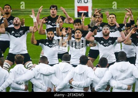 Les joueurs néo-zélandais jouent le Haka avant le match d'automne 2017 entre la France et la Nouvelle-Zélande le 11 novembre 2017 au Stade de France à Saint-Denis, France - photo Geoffroy Van Der Hasselt / DPPI Banque D'Images