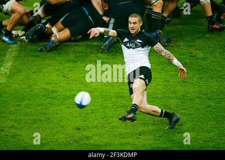 La demi-mêlée de la Nouvelle-Zélande TJ Perenara tire le ballon lors du match d'automne 2017 entre la France et la Nouvelle-Zélande le 11 novembre 2017 au Stade de France à Saint-Denis, France - photo Geoffroy Van Der Hasselt / DPPI Banque D'Images