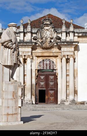 La Bibliothèque Joanina (Joanha) Bibliothèque avec la statue du Roi Joao III, Université de Coimbra, Beira Litoral, Portugal (première création de l'Université Banque D'Images