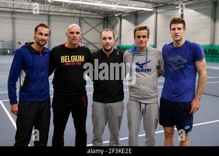 Joueurs de tennis belges (G-D) Ruben Bemelmans, capitaine belge Johan Van Herck, Steve Darcis, Arthur de Greef et Joris de Loore photographiés avant l'entraînement belge avant le match de tennis final de la coupe Davis 2017 le 14 novembre 2017 au stade Pierre Mauroy à Villeneuve-d'Ascq, près de Lille, France - photo Geoffroy Van Der Hasselt / DPPI Banque D'Images