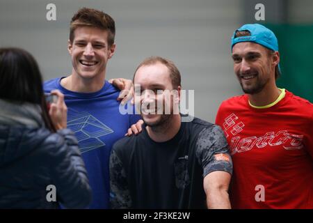 Joueurs de tennis belges (R-L) Ruben Bemelmans, Steve Darcis, Joris de Loore photographiés avant l'entraînement belge avant le match de tennis final de la coupe Davis 2017 le 14 novembre 2017 au stade Pierre Mauroy à Villeneuve-d'Ascq, près de Lille, France - photo Geoffroy Van Der Hasselt / DPPI Banque D'Images