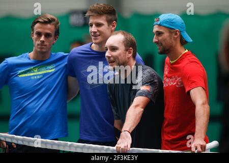 Joueurs de tennis belges (R-L) Ruben Bemelmans, Steve Darcis, Joris de Loore et Arthur de Greef photographiés avant l'entraînement belge avant le match de tennis final de la coupe Davis 2017 le 14 novembre 2017 au stade Pierre Mauroy à Villeneuve-d'Ascq, près de Lille, France - photo Geoffroy Van Der Hasselt / DPPI Banque D'Images