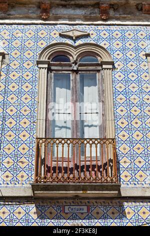 Carreaux de céramique peint un vieux surround azulejos balcon et fenêtre en Ilhavo, Beira Litoral, Portugal Banque D'Images
