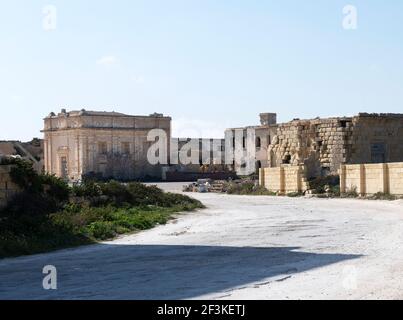 Fragments de photos et ruines du fort Ricasoli qui a été construit par l'ordre de Saint Jean entre 1670 et 1698, situé à Kalkara, Malte. C'est la larg Banque D'Images