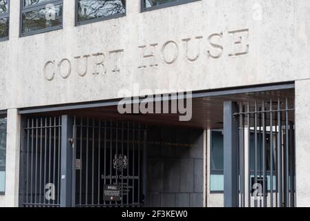 Magistrates court House à Southend on Sea, Essex, Royaume-Uni. Lettrage en pierre sculptée. Droit, conseil juridique magistrats bâtiment judiciaire Banque D'Images