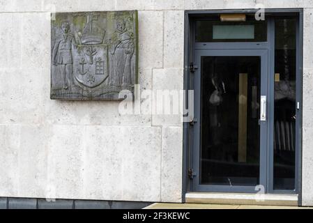 Armes civiques devant le palais de justice de Southend on Sea, Essex, Royaume-Uni. Lettrage en pierre sculptée. Droit, Conseil juridique magistrats bâtiment judiciaire Banque D'Images