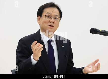 Tokyo, Japon. 17 mars 2021. Tatsufumi Sakai, président du groupe financier de la grande banque japonaise Mizuho, s'exprime devant la presse au siège du groupe bancaire à Tokyo le mercredi 17 mars 2021. Sakai s'est excusé car Mizuho Bank a subi quatre fois un problème système en deux semaines et Mizuho mettra en place un panneau tiers pour inspecter les défaillances du système. Credit: Yoshio Tsunoda/AFLO/Alay Live News Banque D'Images