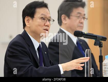 Tokyo, Japon. 17 mars 2021. Tatsufumi Sakai, président du groupe financier de la grande banque japonaise Mizuho, s'exprime devant la presse au siège du groupe bancaire à Tokyo le mercredi 17 mars 2021. Sakai s'est excusé car Mizuho Bank a subi quatre fois un problème système en deux semaines et Mizuho mettra en place un panneau tiers pour inspecter les défaillances du système. Credit: Yoshio Tsunoda/AFLO/Alay Live News Banque D'Images
