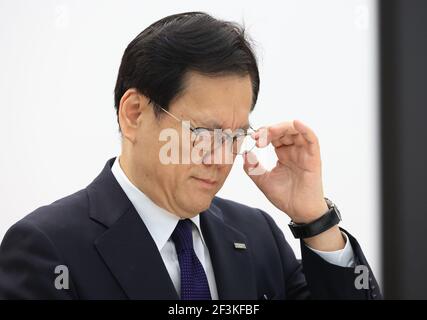 Tokyo, Japon. 17 mars 2021. Tatsufumi Sakai, président du groupe financier de la grande banque japonaise Mizuho, s'exprime devant la presse au siège du groupe bancaire à Tokyo le mercredi 17 mars 2021. Sakai s'est excusé car Mizuho Bank a subi quatre fois un problème système en deux semaines et Mizuho mettra en place un panneau tiers pour inspecter les défaillances du système. Credit: Yoshio Tsunoda/AFLO/Alay Live News Banque D'Images