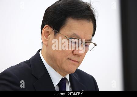 Tokyo, Japon. 17 mars 2021. Tatsufumi Sakai, président du groupe financier de la grande banque japonaise Mizuho, s'exprime devant la presse au siège du groupe bancaire à Tokyo le mercredi 17 mars 2021. Sakai s'est excusé car Mizuho Bank a subi quatre fois un problème système en deux semaines et Mizuho mettra en place un panneau tiers pour inspecter les défaillances du système. Credit: Yoshio Tsunoda/AFLO/Alay Live News Banque D'Images