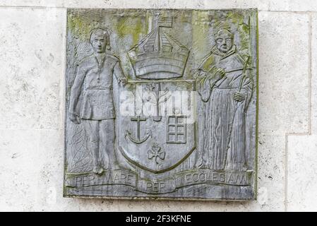 Armes civiques devant le palais de justice de Southend on Sea, Essex, Royaume-Uni. Lettrage en pierre sculptée. Droit, Conseil juridique magistrats bâtiment judiciaire Banque D'Images