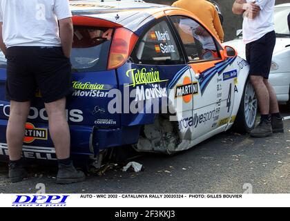 AUTO - WRC 2002 - CATALUNYA RALLY 20020324 - PHOTO: GILLES BOUVIER / DPPI CARLOS SAINZ - LUIS MOYA / FORD FOCUS WRC - CRASH - AMBIANCE Banque D'Images