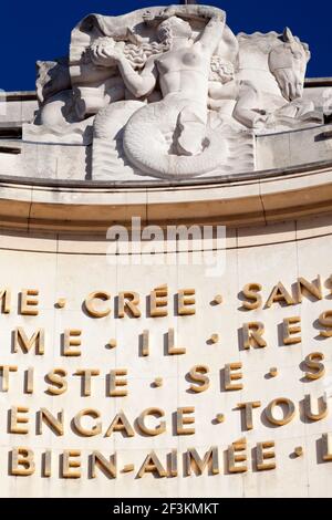 Des ornements sculptés et des inscriptions dorées de citations du poète et philosophe français Paul Valery ornent la façade du Musée de l'Homme (Muse Banque D'Images