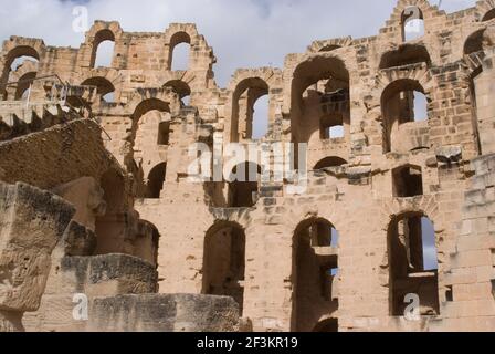 Vestiges d'un amphithéâtre romain, le troisième plus grand encore aujourd'hui (après Rome et Capu, tous deux en Italie), El Djem, Tunisie | AUCUN | Banque D'Images