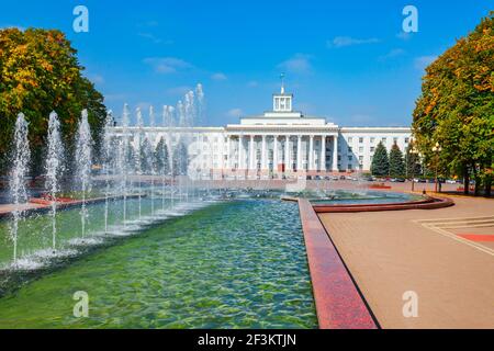 Fontaines et Maison du Gouvernement de la KBR à la place Concord à Nalchik, République Kabardino-Balkarienne en Russie. Banque D'Images