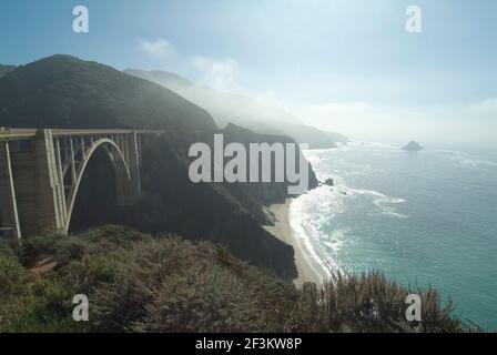 Bixby Bridge, l'un des plus célèbres de la pittoresque Higway 1 de Californie, près de Big sur, Californie, États-Unis | AUCUN | Banque D'Images