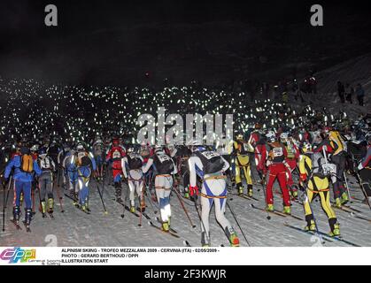 ALPINISME SKI - TROFEO MEZZALAMA 2009 - CERVINIA (ITA) - 02/05/2009 - PHOTO : GERARD BERTHOUD / DPPI ILLUSTRATION DÉBUT Banque D'Images