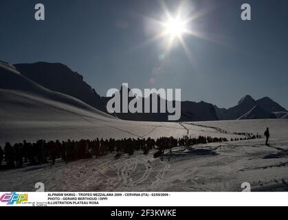ALPINISME SKI - TROFEO MEZZALAMA 2009 - CERVINIA (ITA) - 02/05/2009 - PHOTO : GERARD BERTHOUD / DPPI ILLUSTRATION PLATEAU ROSA Banque D'Images