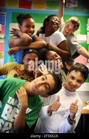 Nick Makoha, poète entraîneur avec des étudiants de l'école de Lammas à Leyton, répétant pour le SLAM de poésie de Londres 2007, qui se tiendra à Stratford Circus, Theatre Square, Londres. Sam 23 juin 2007 pic David Sandison Banque D'Images