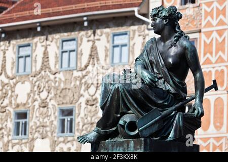 Statue sur la place Hauptplatz avec les maisons de la ville de Lueghaus en arrière-plan, Graz, Styrie, Autriche Banque D'Images