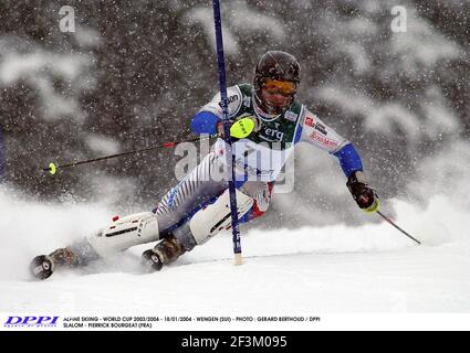 SKI ALPIN - COUPE DU MONDE 2003/2004 - 18/01/2004 - WENGEN (SUI) - PHOTO : GERARD BERTHOUD / DPPI SLALOM - PIERRICK BOURGEAT (FRA) Banque D'Images