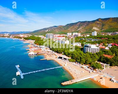 Vue panoramique aérienne de la plage de Gelendzhik. Gelendzhik est une station balnéaire située sur la baie de Gelenjik de la mer Noire à Krasnodar Krai, en Russie. Banque D'Images