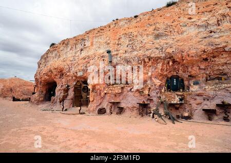 Coober Pedy, sa, Australie - 13 novembre 2017 : dugout - ancienne maison de Crocodile Henry construite en roche dans le village opale en Australie méridionale Banque D'Images