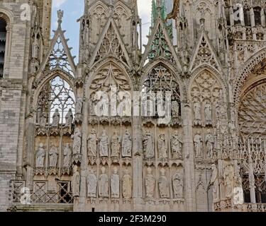 Détail architectural de la cathédrale gothique ornée de Rouen, France, avec statues de saints, arches et flèches Banque D'Images