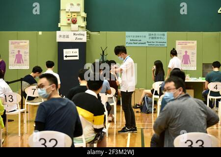 **CHINE CONTINENTALE, HONG KONG, MACAO ET TAÏWAN OUT**Hong Kong a élargi sa campagne de vaccination aux jeunes adultes âgés de 30 ans, de nombreux citoyens s'inscrivent pour la vaccination au centre de santé communautaire de Hong Kong, Chine, 16 mars 2021. (Photo de ChinaImages/Sipa USA) crédit: SIPA USA/Alay Live News Banque D'Images